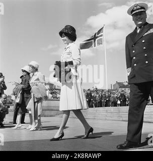 Norvegia il 27 maggio 1961. Lo Scià di Persia (Iran) con la regina Farah Diba, visita la Norvegia. Qui la Regina Farha con il Re Olav in Piazza del Municipio. Foto: Corrente / NTB Foto Stock