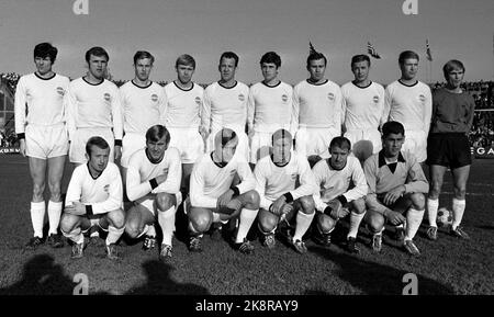 Oslo 19701025. Calcio. Coppa finale Strømsgodset - Lyn 4-2, stadio Ullevaal. Qui Strømsgodsets squadra. Davanti a sinistra: Sverre Rørvik, Ingar Pettersen, Steinar Pettersen, Thorodd Presberg, Bjørn Odmar Andersen, OLE Johnny Friise. Indietro da sinistra: Arild Mathisen, Johnny-Vidar Pedersen, Egil Olsen, Erik Eriksen, per Rune Wølner, Tor Alsaker-Nøstdahl, Håvard Beckstrøm, Jan Kristiansen e Inge Thun. Foto: NTB / NTB Foto Stock