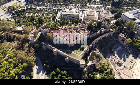 Una bella vista aerea della fortezza di Alcazaba a Malaga, Spagna circondato da alberi lussureggianti Foto Stock