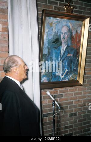 Oslo 19720803. Il VII 100th° anniversario di re Haakon. Re Olav svela la pittura nella storia di suo padre re Haakon in connessione con l'anniversario. Foto: NTB / NTB Foto Stock