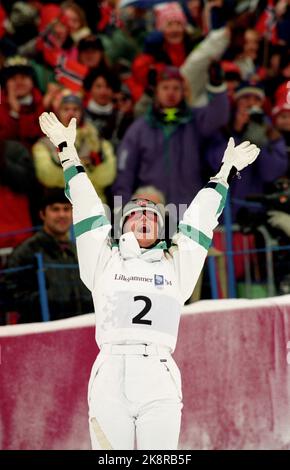 Martello pneumatico 19940224. Giochi olimpici 1994. Un felice Hilde Synnøve LID ha vinto il bronzo nel salto Freestyle in Kanthaugen Freestyle Arena. Foto: Johnny Syversen / NTB Foto Stock