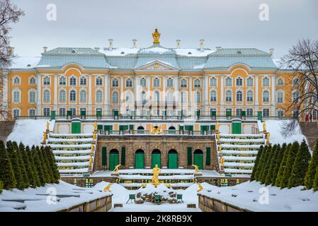 PETERHOF, RUSSIA - 12 FEBBRAIO 2022: Il Palazzo Grande e la Fontana di Samson Foto Stock