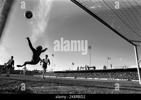 Oslo 19701025. Calcio. Coppa finale Strømsgodset - Lyn 4-2, stadio Ullevaal. Qui il terzo e decisivo obiettivo che ha assicurato la vittoria di Strømsgodset. È Ingar Pettersen che segna. Immagine 1 su 2. Custode della retroilluminazione, si getta invano. Foto: Aaserud / Børretzen / corrente / NTB Foto Stock