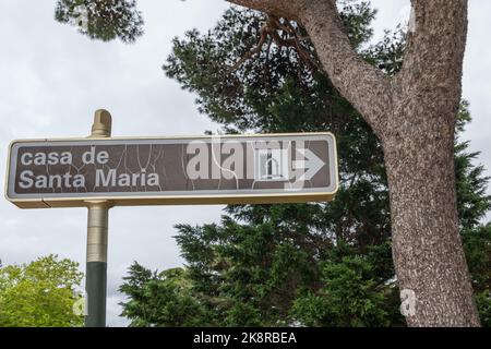 Un cartello di direzione sopra Casa de Santa Maria a Cascais, Portogallo Foto Stock