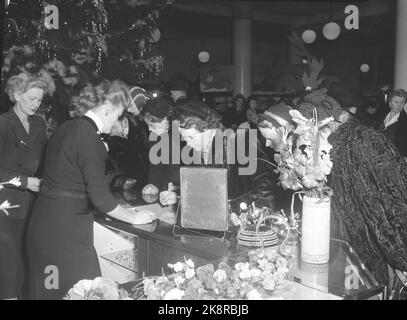 Oslo 19521223. Shopping natalizio nella gioielleria di Steen e Strøm. FOTO: VALLDAL NTB / NTB Foto Stock