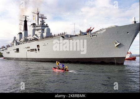 Oslo 19900920: I sostenitori di Greenpeace hanno agito all'arrivo della portaerei britannica Ark Royal ad Oslo. Foto: Jørn Moen NTB / NTB Foto Stock