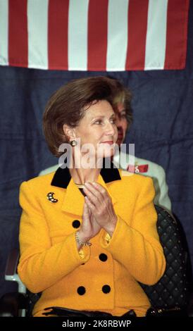 San Francisco, Stati Uniti 199510. Il viaggio della coppia reale negli Stati Uniti. Re Harald e la regina Sonja in visita ufficiale negli Stati Uniti. Foto: San Francisco. La coppia reale visita Ashby Station, stazione di ricarica per la compagnia di traffico locale Bart. Il re taglia il nastro e cinque auto elettriche City Bee dalla società norvegese Pivco esce, sulla sua strada per la società elettronica Sybase. Qui la regina Sonja fotografò in connessione con la cerimonia di apertura. La regina in tuta gialla con equipaggio nero. Foto: Terje Bendiksby Foto Stock