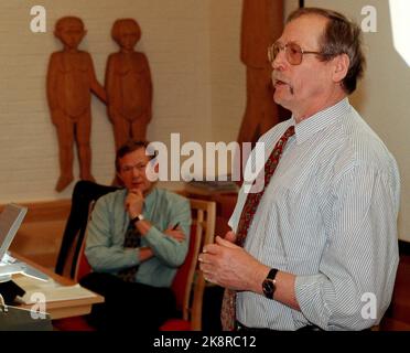 Il leader parlamentare del Center Party, Johan J. Jakobsen, ha risposto all'audizione, mentre il Vice Presidente Esecutivo di Telenor, Tormod Hermansen, ha tenuto una conferenza al gruppo parlamentare del Center Party sulla proprietà statale. La conferenza è stata pianificata con molto anticipo, ma è diventata particolarmente rilevante dopo che si è saputo che Telenor sta parlando con Tela in merito alla fusione. Acquisisci foto: Tor Richardsen Foto Stock