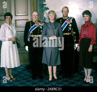 Oslo 1981-10: Visita ufficiale dello Stato islandese in Norvegia. La prima donna eletta presidente al mondo, Vigdis Finnbogadottir, visita la Norvegia. Foto: Fotografia ufficiale nelle birdwells al castello 21 ottobre 1981. Da V: Principessa Astrid, sig.ra Ferner, S.M. re Olav, presidente Finnbogadottir, S.K.H. Il principe ereditario Harald e H.K.H. Crown Princess Sonja. Foto: NTB / NTB Foto Stock