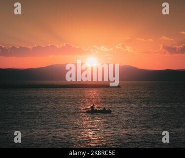 Tramonto sul lago Champlain preso da Burlington, Vermont con una piccola barca centrale telaio Foto Stock