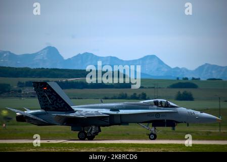 La demo di Royal Canadian Air Force CF-18 Hornet all'aeroporto di Springbank, Alberta, montagne rocciose in vista Foto Stock