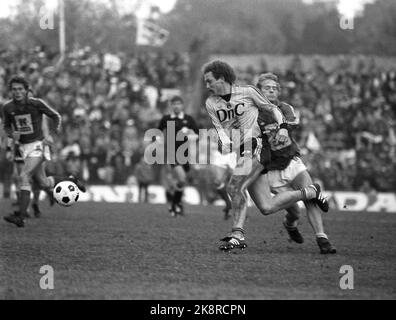 Oslo 23 ottobre 1983. La finale di coppa, Moss - Vålerenga 2 - 0. Qui Morten Vinje (Moss), (DNC) con la palla. Foto: Bjørn Sigurdsøn / NTB / NTB Foto Stock