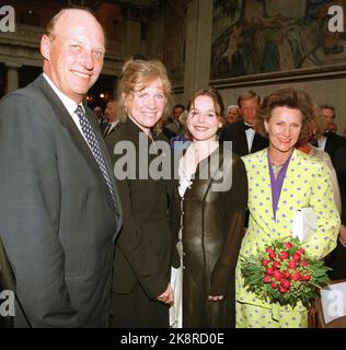 Oslo 19960613. Liv Ullmann e Gjertrud Jynge insieme a King Harald e Queen Sonja dopo la distribuzione dei premi culturali di Anders Jahre. (Foto NTB: Lise Åserud) Foto Stock