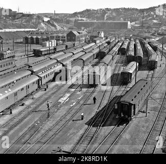 Oslo 19600106: Nel 1960, NSB aveva 3212 letti nei loro vagoni letto, e divennero sempre più popolari. Ogni giorno, un esercito di pulitori si trasferì nella zona di NSB a Lodalen, per lavare, pulire e cambiare biancheria da letto. Ecco una panoramica della zona, come lavanderia casa e sala da cucito per le riparazioni della biancheria da letto. Intorno a Natale ci sono spesso 3000 fogli al giorno! Foto: Ivar Aaserud / corrente / NTB Foto Stock