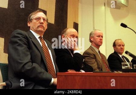 Il leader parlamentare del Center Party, Johan J. Jakobsen, ha risposto all'audizione, mentre il Vice Presidente Esecutivo di Telenor, Tormod Hermansen, ha tenuto una conferenza al gruppo parlamentare del Center Party sulla proprietà statale. La conferenza è stata pianificata con molto anticipo, ma è diventata particolarmente rilevante dopo che si è saputo che Telenor sta parlando con Tela in merito alla fusione. Acquisisci foto: Tor Richardsen Foto Stock