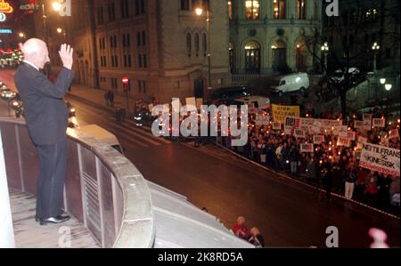 Oslo 19951210. Il Premio per la Pace. Il Premio Nobel per la pace 1995 a Joseph Rotblat e al movimento Pugwash - "conferenze di Pugwash sulla scienza e gli affari mondiali". Qui il vincitore del Premio Nobel per la pace Joseph Rotblat arriva al treno a fiaccolata dal balcone del Grand Hotel di Oslo. Foto: Knut Falch Foto Stock