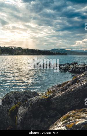 Alba sul Lago di Ginevra presa da Losanna, Svizzera durante l'alba Foto Stock