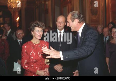 Parigi Francia 19881116. La coppia del principe ereditario in visita ufficiale in Francia. Il principe ereditario Sonja, il principe ereditario Harald con il presidente Jacques Chirac (T.H.) durante un concerto a City Haal. Sonja in abito rosso. Foto: Morten Hval / Bjørn-owe Holmberg NTB / NTB Foto Stock