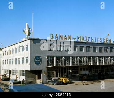 Oslo 1975 scultura di banana di Banan-Matthiessen in cima all'edificio di Banan-Matthiessen a Filippstad. Esterno dell'azienda, con logo fpr banant tipo chiquita sulla parete. (La banana si trovava sul tetto della banana-matthiess banana maturo a Filippstad dal 1952 al 1992, e nel 2006 è stato spostato al centro d'arte di Høvikodden) Foto: Erik Thorberg / NTB / NTB Foto Stock