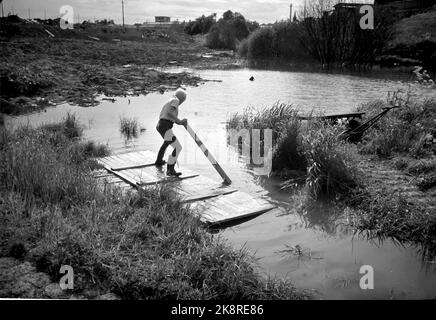 OSLO Juli 1971 Loelva, også kalt Alnaelva, i sin tid Oslos grenseelv mot øst, har sitt utspring i de krareste drikevannskilder i Lillomarka og ender som en gift-dusj i Oslo-fjorden ved Loenga etter å ha rislet gjennom de store bebolingelsenig i dungelig- og. Billedtekst: En liten gutt som får være med på opppagelsesferd langs Loelva, vil finne mange ting som hefter underveis. Uomini noen egnet tumlepass per fienile er ikke den gamle elva, stinkende AV alskens uhumskheter. Foto: Aage Storløkken / Ivar Aaserud / Aktuell / NTB