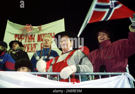 Albertville 19920216 Olympic-92 Albertville, pattinaggio, 1500 metri, uomini. Il pubblico sta allietando per la Norvegia. Spettatori / Heigjeng con cappelli rallar e bandiere. Foto: Lise Åserud / NTB / NTB Foto Stock