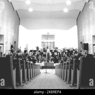 Oslo 194512. La nuova Broadcasting House (Norwegian National Broadcasting) a Marienlyst è stata completata. Nuovi locali e nuovi ausili tecnici forniscono i programmi WiNG. Qui vediamo dallo studio dell'orchestra. L'orchestra radiofonica ha provato. Foto: Leif Ørnelund corrente / NTB Foto Stock