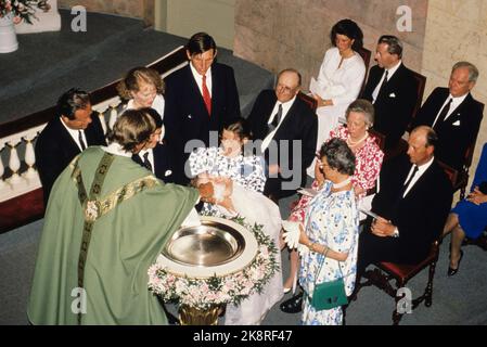 Oslo 19890620: La figlia di Ingeborg della principessa Ragnhild e Erling Lorentzen battezza la figlia Victoria Ragna Ribeiro nella cappella del castello. Qui al fonte battesimale genitori Paulo Ribeiro e Ingeborg con il bambino. A destra principessa Astrid, principe ereditario Harald, principessa Ragnhild, re Olderfar Olav. La serie alle spalle della principessa Märtha Louise, Johan Martin ferner ed Erling Lorentzen. Foto: Knut Falch Scanfoto / NTB Foto Stock