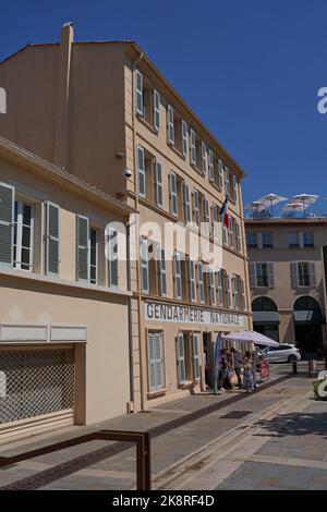 Saint-Tropez , Francia - 8 agosto 2022 - gendarmerie nationale - polizia francese - museo cinema edificio Foto Stock