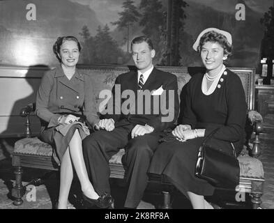 Oslo 19530214. L'impegno della principessa Ragnhild e dell'armatore Erling Lorentzen. Infine, la principessa Ragnhild e l'armatore Erling Lorentzen hanno potuto pubblicare il loro impegno. Qui vediamo la coppia felice che si tiene nelle loro mani durante la fotografia al castello in connessione con l'impegno. Principessa Astrid (t.H.). Foto: Archivio NTB / NTB Foto Stock