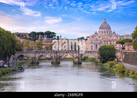 Fiume Tevere a Roma, Italia: Vista sul ponte Ponte Sant'Angelo; sullo sfondo la Basilica di San Pietro. Foto Stock