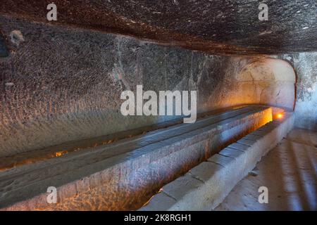 Refettorio, particolare di una sala interna intagliata nel tufo a goreme museo all'aperto, Cappadocia, Anatolia, Turchia Foto Stock