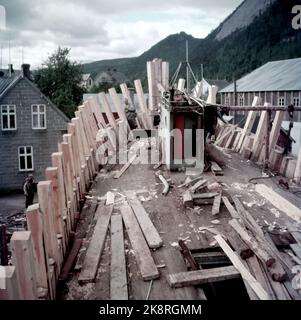 Rognan Innerst i Saltdalsfjorden 19531010. Rognan er kjent over hele Nord-Norge som stedet hvor fiskeskøyter bygges og repareres. Småskipsbyggingen har urgalle tradisjoner, per hundrevis av år siden sto folk og bygde båter i små skur nede i fjæra. De fleste bøndene har en båt for segg selv på låven i vedskjulet eller i et skur. Båtene byges i mørke høst--og vinterdager når arbeidet med gardsbruket ikke stjeler så mange timer AV døgnet. Langs hele stranda i Rognan er skøyter sotto byging eller til reparasjon. Foto: Sverre A. Børretzen / Aktuell / NTB Foto Stock