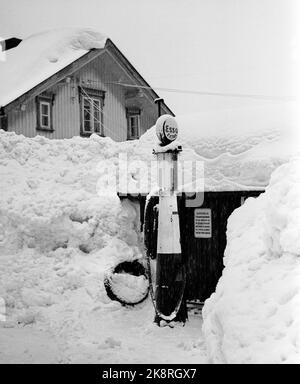 Norvegia meridionale, 1951 febbraio: Una forte nevicata sulla parte meridionale del paese ha creato caos per settimane. Ecco una ridotta stazione di servizio / pompa di benzina con il logo esso. Foto: Arne Kjus / corrente / NTB Foto Stock