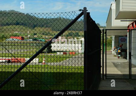 Pista per bambini Go-kart sui carrelli in preparazione per le lezioni presso la Fernando Alonso Karting School Oviedo Asturias Spagna circuito recintato Foto Stock