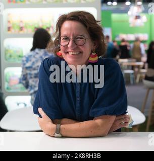 FRANCOFORTE AM MAIN, Germania - Ottobre 21 2022: Ritratto di Margit Auer (*1967, scrittore tedesco - die Schule der magischen Tiere) alla Fiera del Libro di Francoforte del 74th / Buchmesse Francoforte Foto Stock