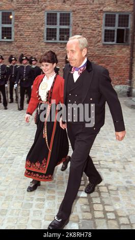 Oslo 19970528: Il Ministro dell'Associazione Kari Nordheim-Larsen e suo marito Tore Johannessen arrivano in bunads per la cena di gala ad Akershus in connessione con la visita di Stato del re Alberto II e della regina Paola del Belgio in Norvegia. Foto: Jon EEG NTB / NTB Foto Stock