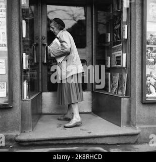 Oslo 19600604 'dove l'impulso della città bussa' Foto di Cecilhjørnet a Oslo. Stortingsgaten 8, attraversata la Stortingsgaten / Rosenkrantzgate. La telecamera riflette la vita del giorno in un angolo di strada a Oslo. Donna con giornali sotto il braccio. Foto: Aage Storløkken / corrente / NTB Foto Stock