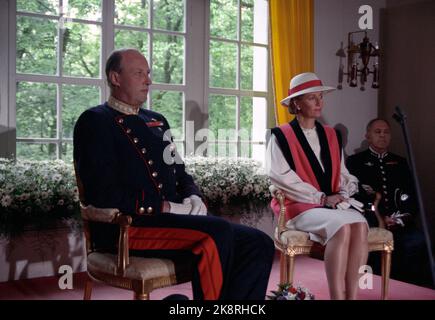 Eidsvoll 19910620: Siggingsferden 1991 giugno. Re Harald V - firma e Sigsninger. Foto: Prima tappa del viaggio di firma da Eidsvoll. La coppia reale, il re Harald e la regina Sonja, visitano l'edificio Eidsvoll. Foto: Lise Åserud Foto Stock