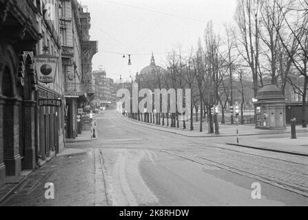 Oslo 19600604 'dove l'impulso della città bussa' Foto di Cecilhjørnet a Oslo. Stortingsgaten 8, attraversata la Stortingsgaten / Rosenkrantzgate. La telecamera riflette la vita del giorno in un angolo di strada a Oslo. Mattina presto e strada affollata. Foto: Aage Storløkken / corrente / NTB Foto Stock