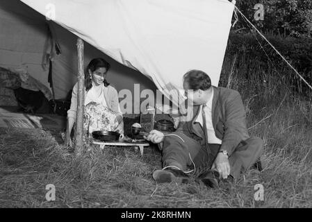 Hokksund 19590709 Norwegian National Broadcasting NRK al lavoro sul campo. Qui, il reporter Odd Nordland intervista una giovane donna / donna zingara dalla gente dello spazio nell'apertura della tenda. Foto: Knoblauch / NTB / NTB Foto Stock