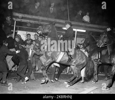 Oslo 19560920. Tumulti dopo la proiezione del film 'Rock Around the Clock' che conteneva la canzone dello stesso nome, nel cinema centrale. Centinaia di giovani fanno rumore al centro, tumulti rocciosi. Qui la polizia interviene sui cavalli per calmare gli umori. Foto: Archivio NTB / NTB Foto Stock