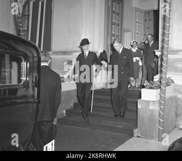 Oslo 19520803. Re Haakon 80 anni 3 agosto 1952. Gli ospiti reali arrivano con il treno straniero alla East Railway. Qui il re svedese Gustaf Adolf incontra il re Haakon. Dietro la principessa Ragnhild, il principe ereditario Olav e il principe Harald. FOTO: VALLDAL NTB / NTB Foto Stock