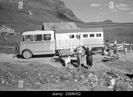 Anguilla in Hallingdal 196508 l'uomo viene con il percorso di mungitura il percorso di mungitura è gestito da Seilers Olsen. Seilers hanno l'esperienza dell'anno nel servizio della fornitura di latte e hanno la piena fiducia del bude. Oltre al latte, vengono trasportate merci, lettere e persone. Qui è venuto a Lauvdalen e il budeier di Setergrenda si riunisce intorno a lui. Foto: Aage Storløkken / corrente / NTB Foto Stock