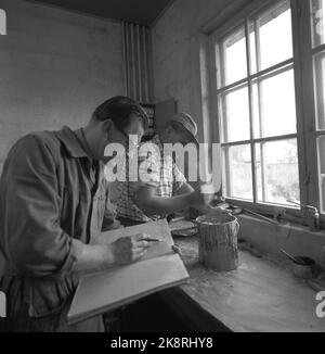 LUNDE in Telemark, 1956. Produzione del troll norvegese. Ingegnere Fjugstad e Birger Gundersen nel mezzo della produzione. Qui mescolano le materie prime fornite da Now. La miscela finita è poliestere (resina ART) e viene posta tra più strati di stuoie in fibra di vetro in uno stampo. Tutto in plastica rinforzata con vetro. Foto: Sverre A. Børretzen/ NTB/ NTB Foto Stock