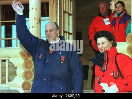 Trondheim 19970221. Re Harald compie 60 anni durante la Coppa del mondo di sci di Trondheim, ed è in atto nell'arena della Coppa del mondo di Granåsen il suo compleanno, insieme alla Regina Sonja. Il re Harald ondeggia al pubblico di Granåsen dopo aver cantato la canzone di compleanno per lui. Sullo sfondo, la principessa svedese Victoria T.H. e Erling Lorentzen t.v. Foto: Erik Johansen / NTB Foto Stock