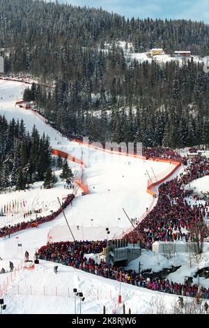 Kvitfjell 19940217. Le Olimpiadi invernali a Lillehammer Alpine-Super-G, uomini. La struttura alpina e il pubblico. Panoramica. Foto: Jan Greve / NTB Foto Stock