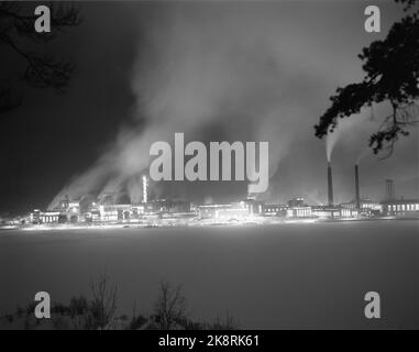 Herøya 196010. La fabbrica di Norsk Hydro su Herøya, esterno. Foto di sera, Foto: Aage Storløkken / corrente / NTB Foto Stock