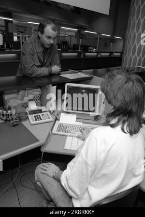 Oslo 19871020 uso di EDB / dati presso l'Ufficio della sicurezza sociale. Elaborazione del cliente con il registro del cliente sui dati. Il 'cliente' è uno dei dipendenti. Foto: Eystein Hanssen / NTB / NTB Foto Stock