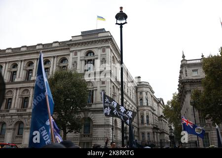 Londra, Regno Unito. 23rd Ott 2022. Durante la dimostrazione, i manifestanti si sono attivati. Centinaia di persone hanno marciato da Downing Street, passando per Chinatown, all'ambasciata cinese a Londra, per protestare contro l'incidente d'assalto in cui Bob Chan, un protester di Hong Kong, Che è stato visto essere tirato nei terreni di un consolato cinese a Manchester e picchiato dal personale il 17 ottobre 2022. Credit: SOPA Images Limited/Alamy Live News Foto Stock