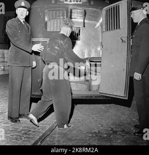 Oslo 19561117 tre uomini in una grande barca a motore hanno perso fuori Filipstad e sono rimasti nell'acqua ghiacciata fino a quando la polizia li ha alzati. Avevano incontrato l'uno o l'altro, e la barca quasi scese. Gocciolando bagnato e congelato sono uno di loro guidato a casa. Foto; Aage Storløkken / corrente / NTB Oslo di notte visto da Svartemarja. Foto Stock